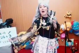 男扮女装，当男人穿上裙子是什么样的感受视频封面