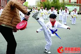 吐丝口小学：跆拳道学习热 多数家长支持图片