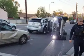 测试样车被撞翻：Uber宣布暂停自动驾驶汽车项目图片