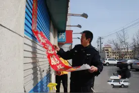 文登区城管执法局：清理破损对联 净化城市环境图片