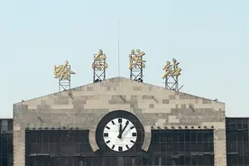 哈尔滨火车站28年大钟拆除，将重新组装收入哈铁博物馆图片