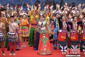 广西壮族民众欢庆“三月三” 百名“刘三姐”对歌图片