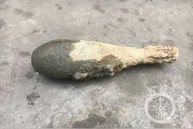 大爷散步捡到一块废铁  竟是炮弹图片
