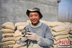 山东一父亲每年徒手卸水泥6000吨 养育4个孩子图片