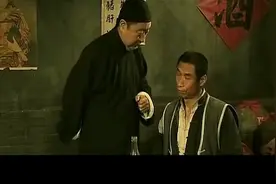 文三喝醉了不听劝，掌柜的使坏捏子鼻子往嘴里灌了一碗醋