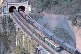 太原乘坐6034次绿皮车穿越百年石太铁路，领略娘子关风情视频封面