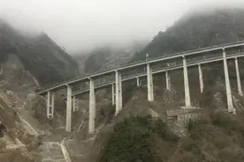 体验10分钟爬300米的京昆高速双螺旋隧道，震撼人心的天路！视频封面