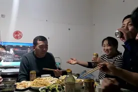 初七去市里走亲戚，送的东北特产，亲戚盛情款待，欢声笑语不停！视频封面