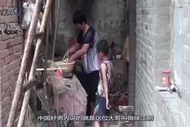 农村男子每天抱着瘫痪妻子喂饭, 两句话让人感动哭了!视频封面
