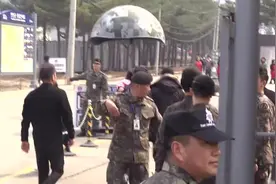 徐仁国入伍现场 温情挥手道别相约两年后再见