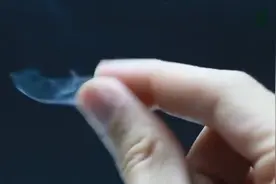 好神奇,用手指搓一搓就会冒出烟来，其实原理很简单你也做得到！视频封面