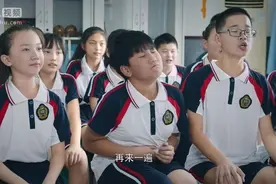 上课期间，小男生肚子疼憋不住，在教室里拉屎，还说是樱花味视频封面