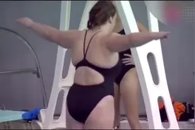 欧美胖胖女生跳水水花很大视频封面