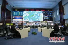 除夕夜探访武汉110指挥中心：电话铃声依旧不断图片