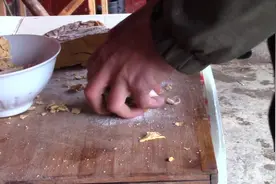 麦芽糖居然还有这种吃法！第一次见三种美食混一块吃的，你试试视频封面