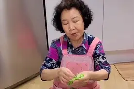 东北姑娘嫁到韩国，婆婆天天给她吃泡菜，看完我都心疼了！视频封面