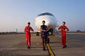 华夏航空：空乘化身男女神 除夕高空送温情图片