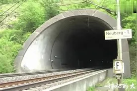 实拍高铁动车组全速进出隧道过程，响声震耳欲聋视频封面