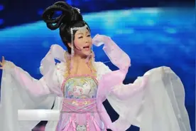 40岁李玉刚巴黎走秀，美得让女人嫉妒，外国网友四字评价成焦点视频封面
