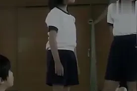 小菇凉不小心说错了话，竟被老师用高跟鞋狠狠的踩了一脚，虐心了视频封面