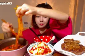 小姐姐人长得好看，这么能吃哟，那个敢娶你哟，看着这个真能吃