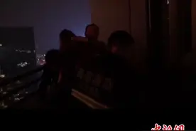 南京一女子裹浴衣29楼上欲轻生 僵持五小时被救下图片