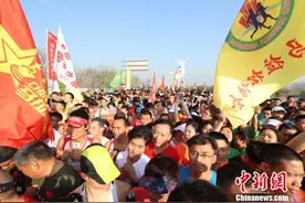 江苏泗洪国际半程马拉松赛鸣枪 万名选手“穿越”湿地公园图片