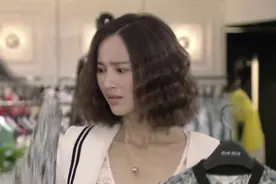 美女和闺蜜买衣服，全程手势交流，竟被售货员当成了聋哑人！视频封面