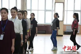 南航在新疆招聘空乘 千人报名“海选”(图)图片
