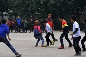 水泥地里的梦！村里来的足球队拿下全国亚军称号图片