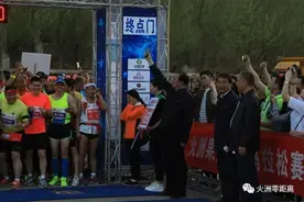 2017丝绸之路·吐鲁番交河故城马拉松赛鸣枪开赛！图片