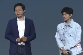 王源现场教雷军拍照pose，花式比心大合影视频封面