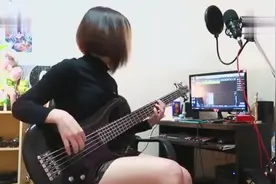 小姐姐室内贝斯弹奏，这低沉浑厚的声音，有着别具一番魅力