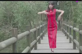 可爱小姐姐红旗袍跳古风舞《妖谭》，醉一晌，笑那人间太仓皇~