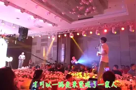 姐姐出嫁，弟弟在婚礼现场唱一曲《给你们》唱着唱着就哭了。