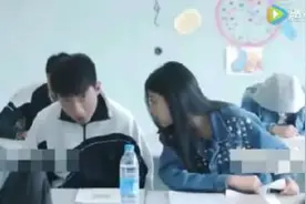 女生在课堂上帮男同桌拉上了拉链！视频封面