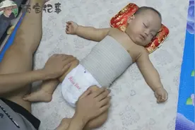 8个月宝宝睡觉，妈妈怎么叫都不醒，一边的爸爸被逗的哈哈笑视频封面