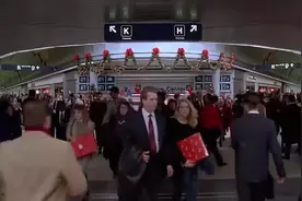 粗心的爸爸没看好孩子，结果孩子自己上了飞机。视频封面