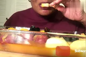 大姐开吃海鲜混煮，黄金玉米和土豆，青口贝很多肉，好想吃