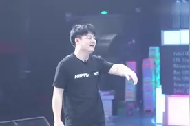 揭秘快本黑衣人小方，因台前上道具走红，幕后身份出人意料！视频封面