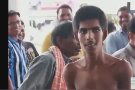 一个中国女孩独自走在印度街头，印度男人看她的眼光真吓人！视频封面