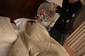 恶搞：趁女友熟睡之际，小伙将一桶玩具球倒在她头上，太搞笑了视频封面
