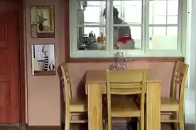 小两口睡得正香，听到贼进屋了，半夜惊醒视频封面