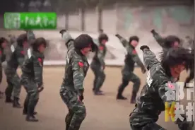 “鹰眼”变身温柔小姐姐 西安火车站的女特警客运员视频封面