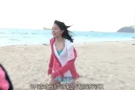 AKB48神TV：日本美女沙滩排球比赛，美女一个声音把大家都笑坏了视频封面