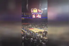 CBA总决赛广东遭4-0横扫新疆夺冠，全场高唱《讲不出再见》视频封面