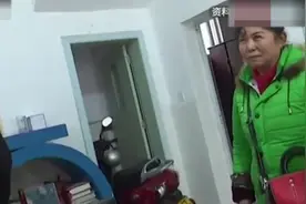 “X弹琴”，镇干部粗暴接待来访。网友问这位大叔：这事的爆点在哪儿？为啥吃枪药？视频封面