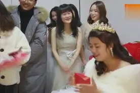 真实婚礼 新娘的脖子好长 真可爱视频封面