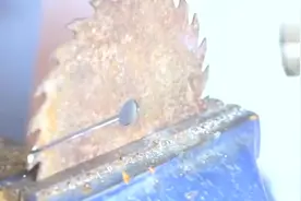 生锈的锯片改装的挖坑机，专门用来种树，有人出五百都不卖视频封面