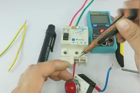 电工带电作业为什么不触电？老电工给你这样说！视频封面